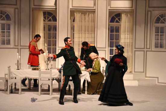 نگاهی متفاوت به نمایش «سه خواهر و دیگران» اثر جدید حمید امجد