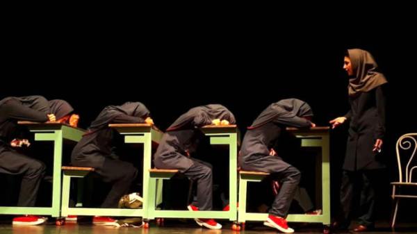 نقد نمایشِ پدرآن، به نویسندگی و کارگردانیِ مهدی فرشیدی‌سپهر؛ دیوارِ سنگیِ صعب‌العبور