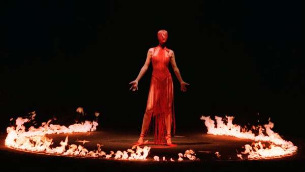 8 اجرای نمایش مُد متفاوت؛ وقتی صحنه runway جای خود را به ساختمان و آتش می‌دهد